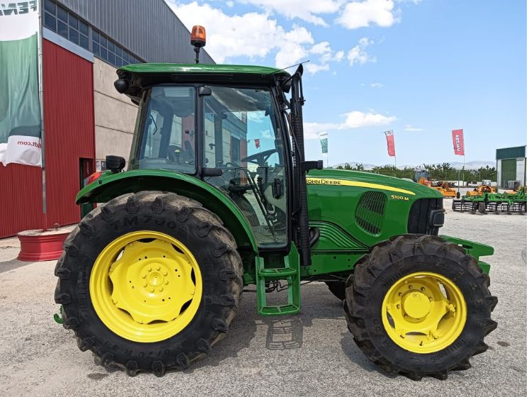 tractor John Deere 5100M lateral